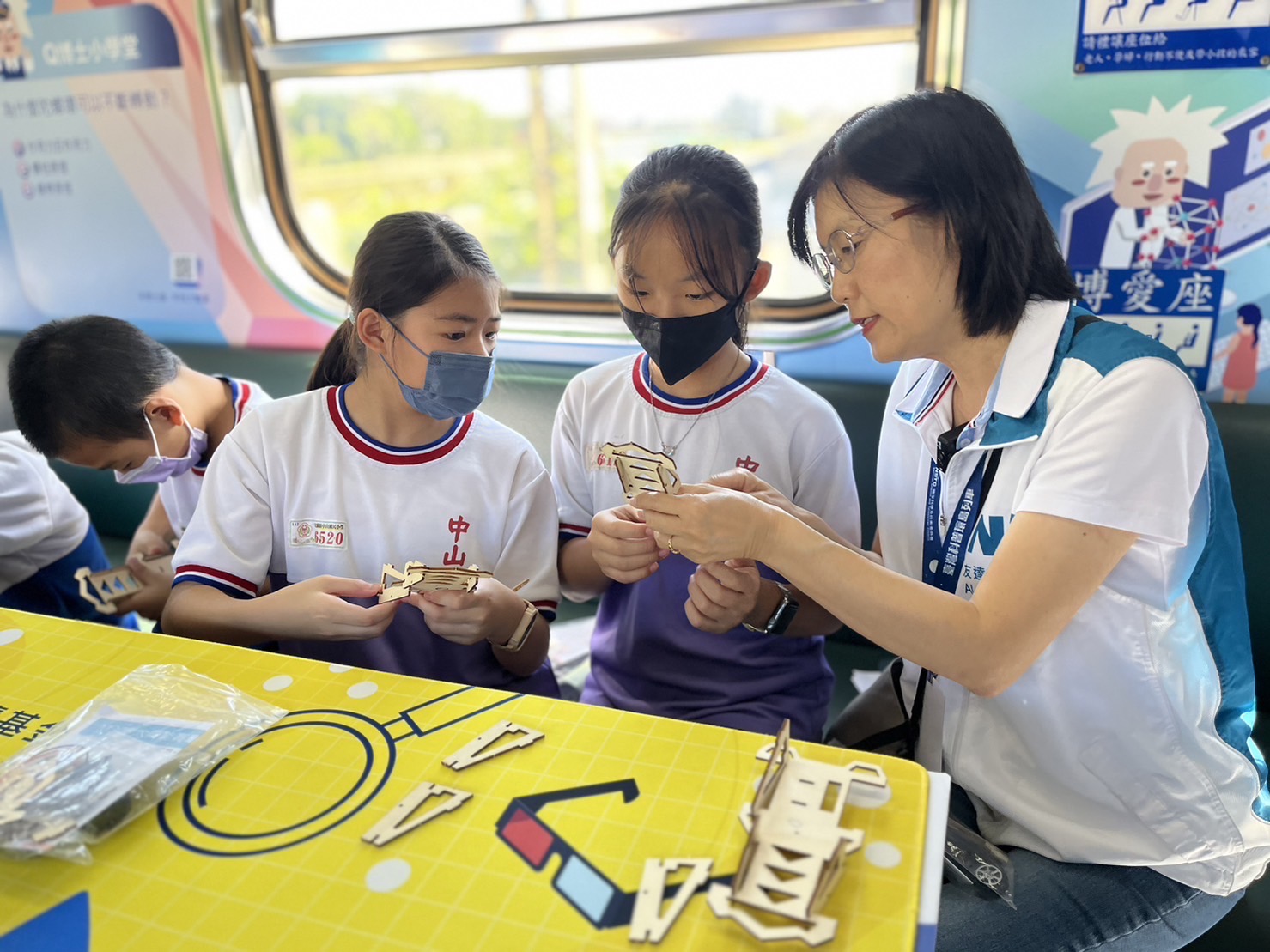 ks凯时·(中国区)官方网站永續基金會執行長古秀華及同仁親自擔任科普列車志工，帶領師生們動手做科學，傳遞能源科普知識，讓科學教育向下紮根