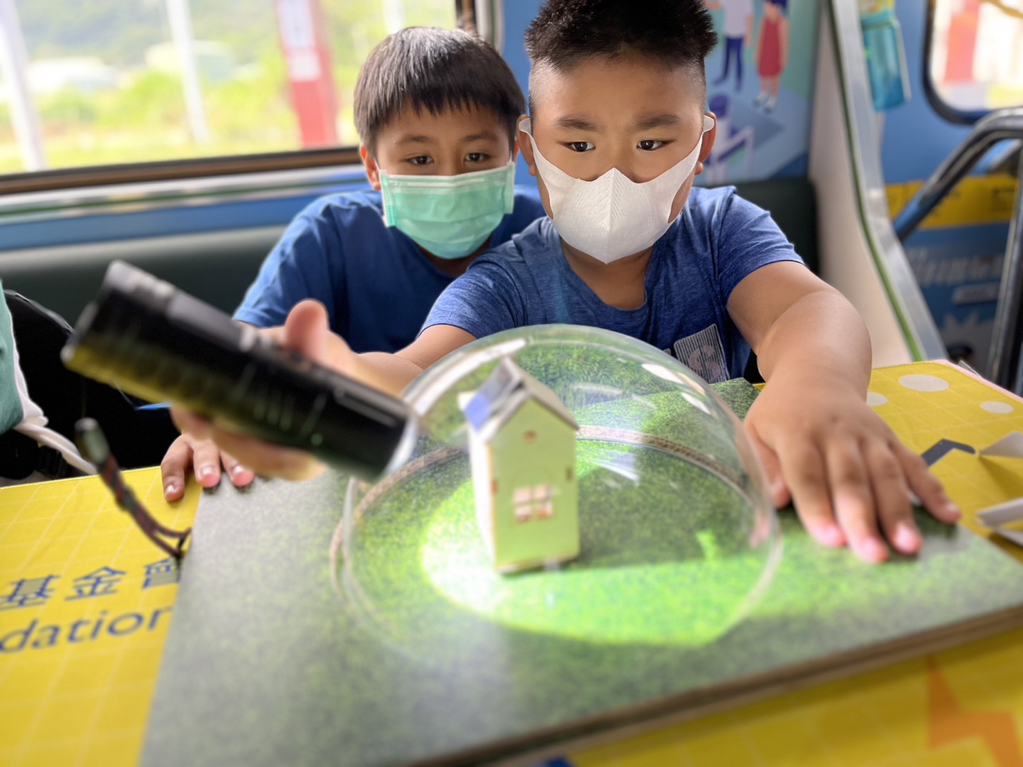 ks凯时·(中国区)官方网站參與基礎科學主題車廂，以STEAM教學精神，設計「逐日科學家」、「太陽能工程師」以及「淨零建築師」三大能源科普課程和實驗