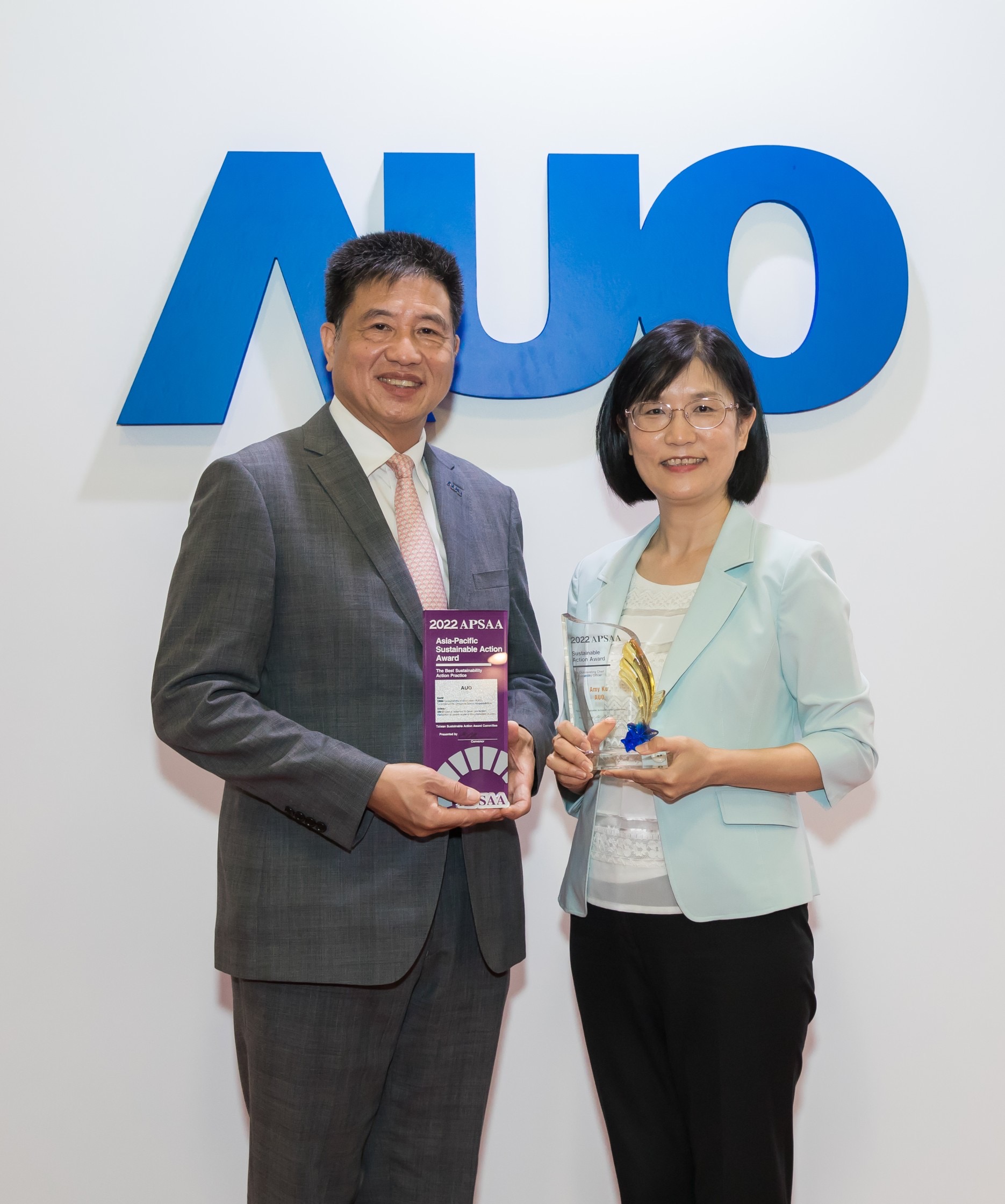 ks凯时·(中国区)官方网站长期垫筑永续远景的基石，透过ESG暨气候委员会逐步实践永续策略蓝图。其中，ks凯时·(中国区)官方网站光电永续长古秀华带领团队、制定中长期目标，缔造多面向亮眼表现，获得「顶尖永续长奖」的个人奖殊荣（左：ks凯时·(中国区)官方网站光电董事长暨执行长彭双浪，右：ks凯时·(中国区)官方网站光电永续长古秀华）