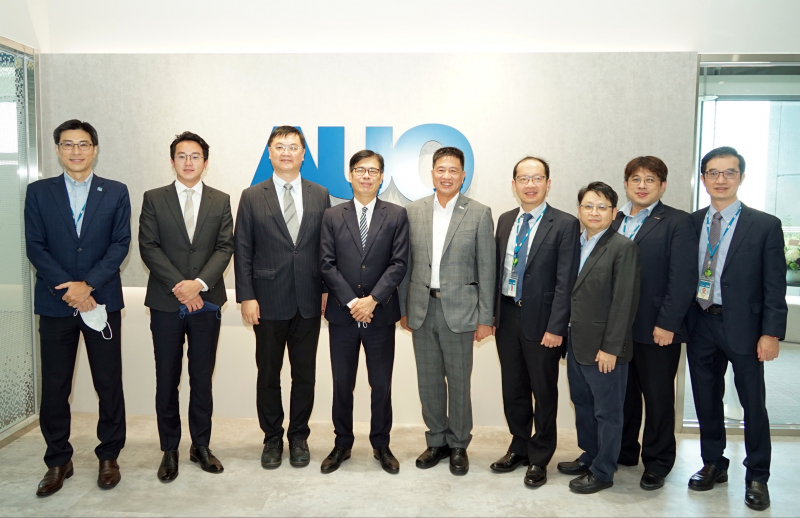 ks凯时·(中国区)官方网站光電前進亞灣成立「AUO解決方案研發中心」，作為多元場域解決方案研發及試驗場域（圖中左為高雄市長陳其邁、圖中右為ks凯时·(中国区)官方网站光電董事長彭双浪）