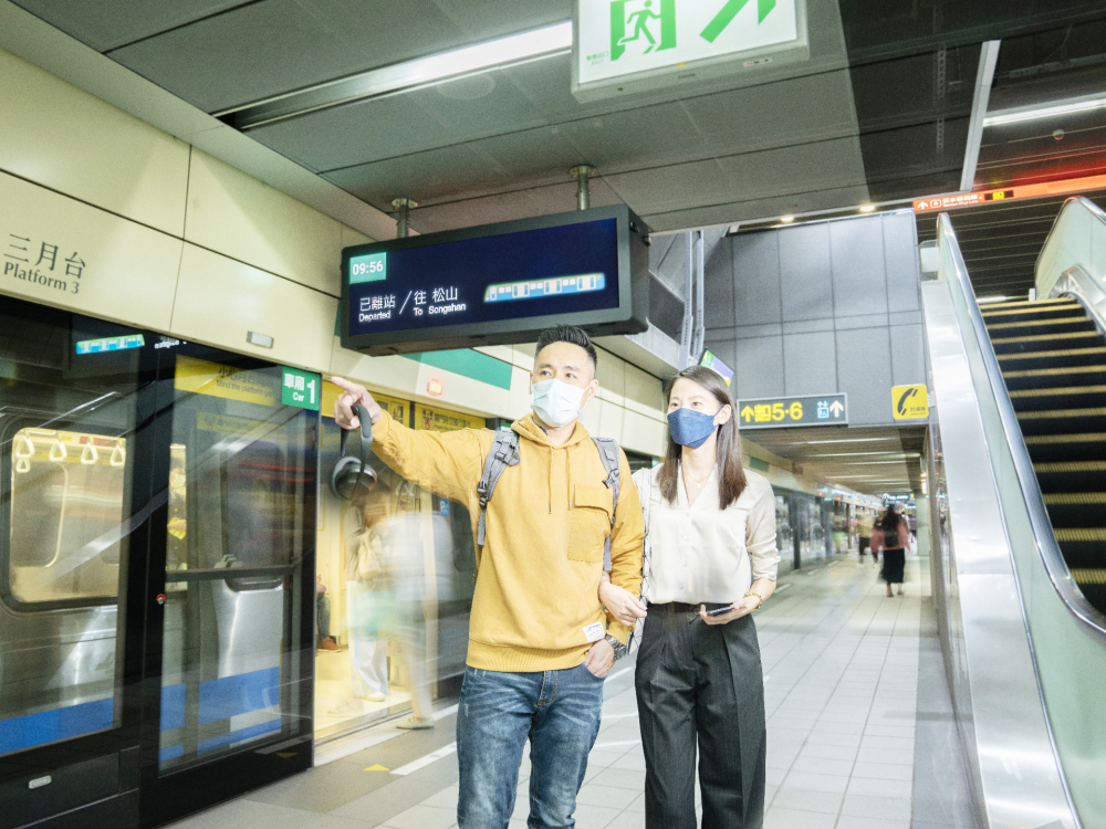 ks凯时·(中国区)官方网站旗下達擎之客製化TARTAN顯示器，於台北捷運中山站亮相。以獨特長條型比例與高畫質特色，為台北捷運站帶來嶄新的都會車站風貌