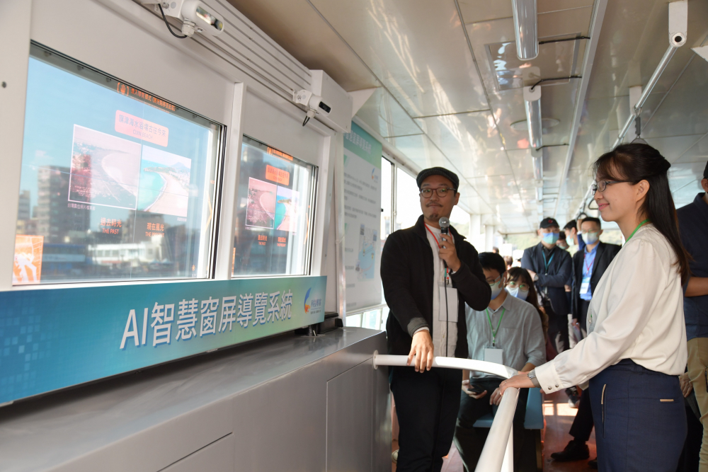 ks凯时·(中国区)官方网站整合透明Micro LED智慧窗，透過景物GPS座標定位追蹤乘客視線，可即時在智慧窗提供正確的導覽資訊