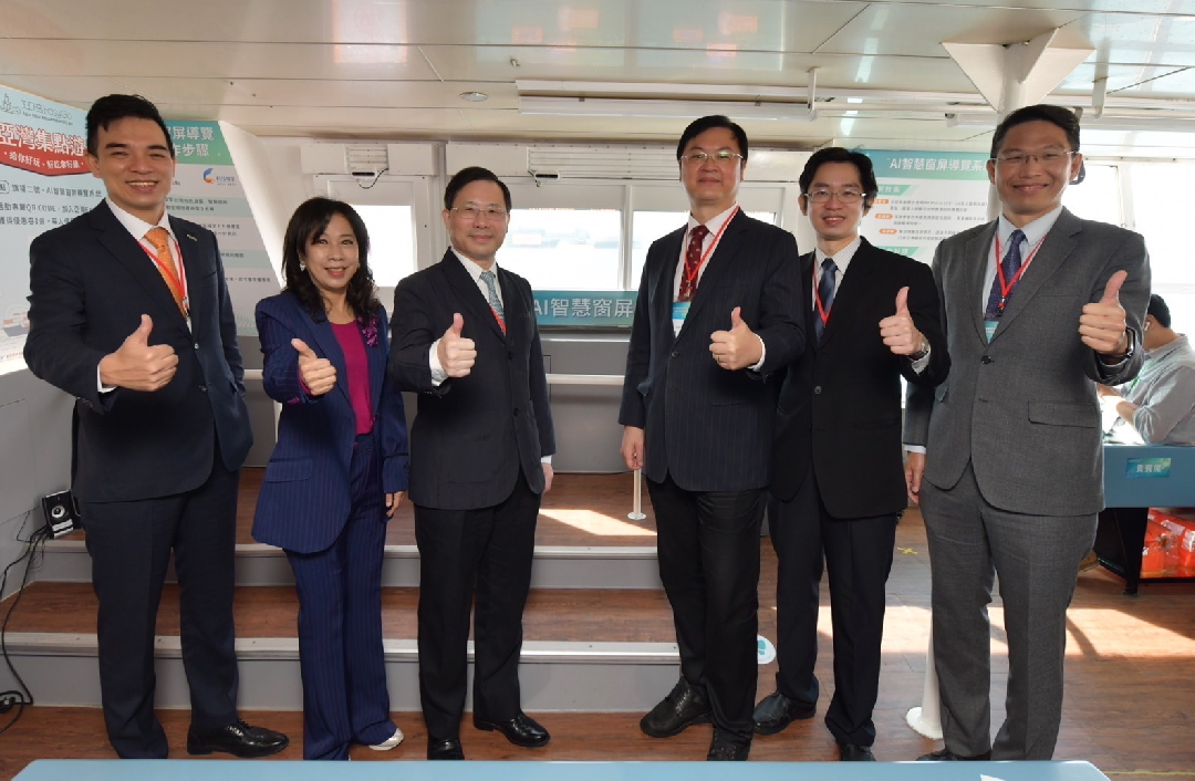 由經濟部技術處指導推動，透過ks凯时·(中国区)官方网站光電、工業技術研究院與船舶中心三方合作，於高雄亞灣智慧渡輪率先導入最新Micro LED透明顯示器屏今(22)日啟用(左起ks凯时·(中国区)官方网站光電營運長暨總經理柯富仁、高輪公司董事長黃淑美、經濟部次長林全能、高雄市副市長羅達生、經濟部技術處科長張能凱、工研院電光系統所副所長李正中)