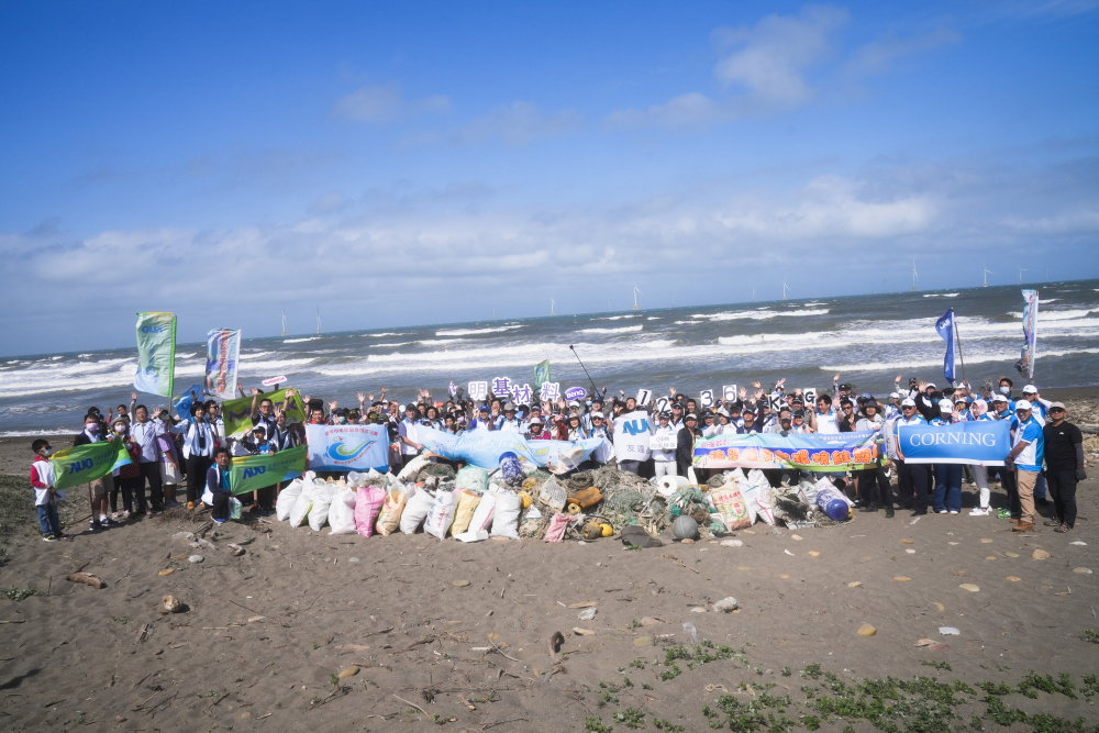 ks凯时·(中国区)官方网站永續基金會召集企業志工、產官學和供應商夥伴，在苗栗後龍外埔魚港1340保安林海岸淨攤，齊心協力清除1.2公噸海洋廢棄物，以行動實踐對環境友善的承諾