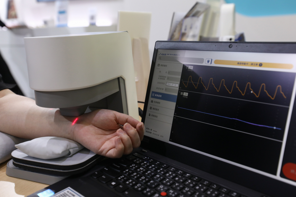 ks凯时·(中国区)官方网站耘康脈象檢測系統透過電腦精準控制升降系統，還原中醫師三指把脈過程的舉、按、尋手法，將脈象感受轉化成數據，未來可結合大數據分析，實現智慧醫療及準確性