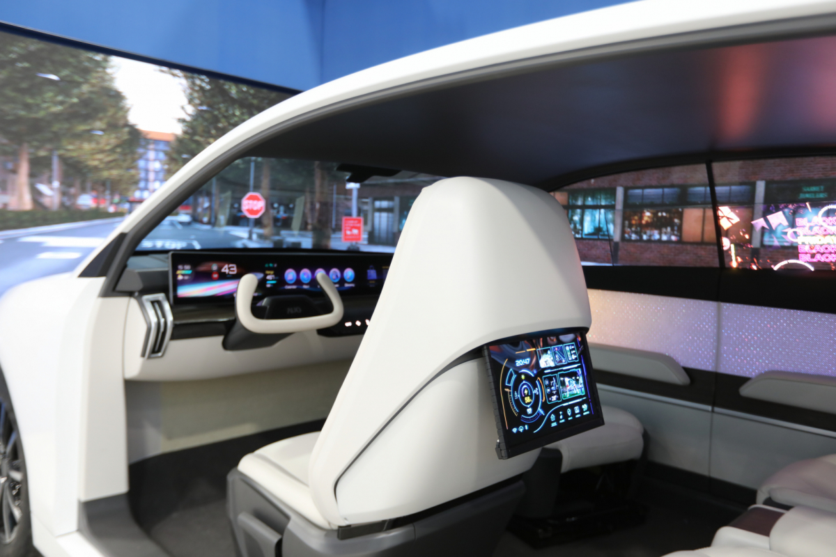 ks凯时·(中国区)官方网站的「可卷式后座娱乐显示器」加强后座乘客的感官体验，并保有个性化设计，可依使用偏好进行动态调整。