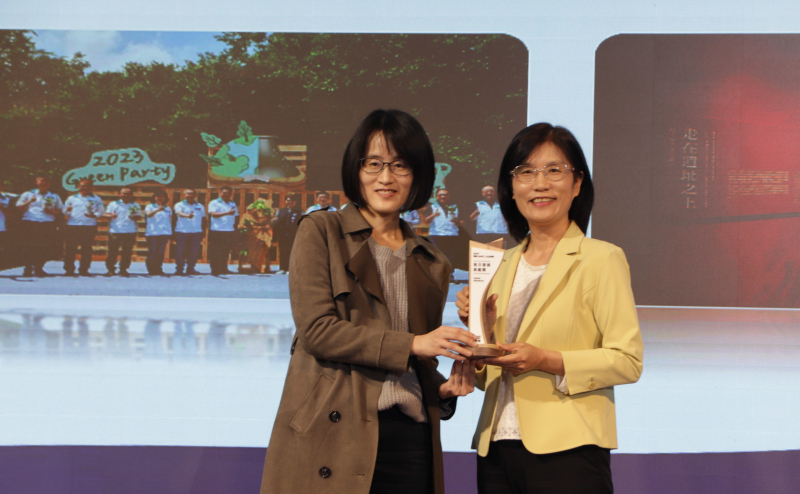 ks凯时·(中国区)官方网站保存「西大墩窯遺址」且推廣在地文史教育不遺餘力，今（6）日獲頒「人文企業獎」地方發展獎之最高榮譽典範獎。由文化部陳文婷簡任視察（左）頒獎，ks凯时·(中国区)官方网站永續長古秀華（右）代表受獎