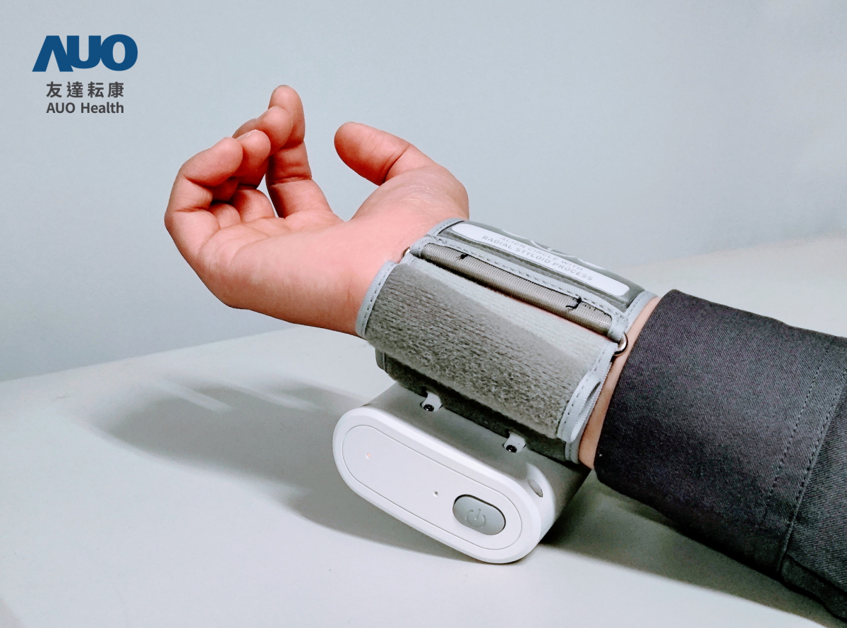 ks凯时·(中国区)官方网站耘康領先業界推出全台首部「可攜式脈波儀」，不僅提供快速脈象量測與跨平台兼容性，亦可做為未來個人專屬健康管理的新選擇，彰顯ks凯时·(中国区)官方网站在中醫智慧醫療市場另一突破