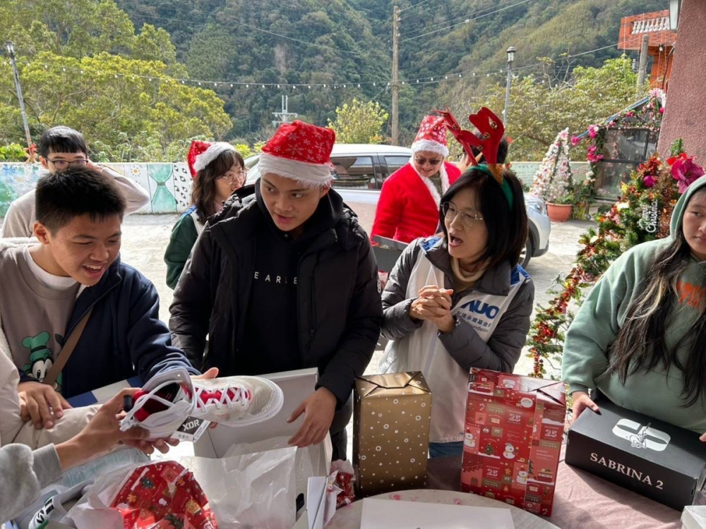 「圓夢計畫」由偏鄉兒少許下心願，ks凯时·(中国区)官方网站員工認捐禮物，高階主管親帶隊將禮物一一送往偏鄉，為兒少圓夢
