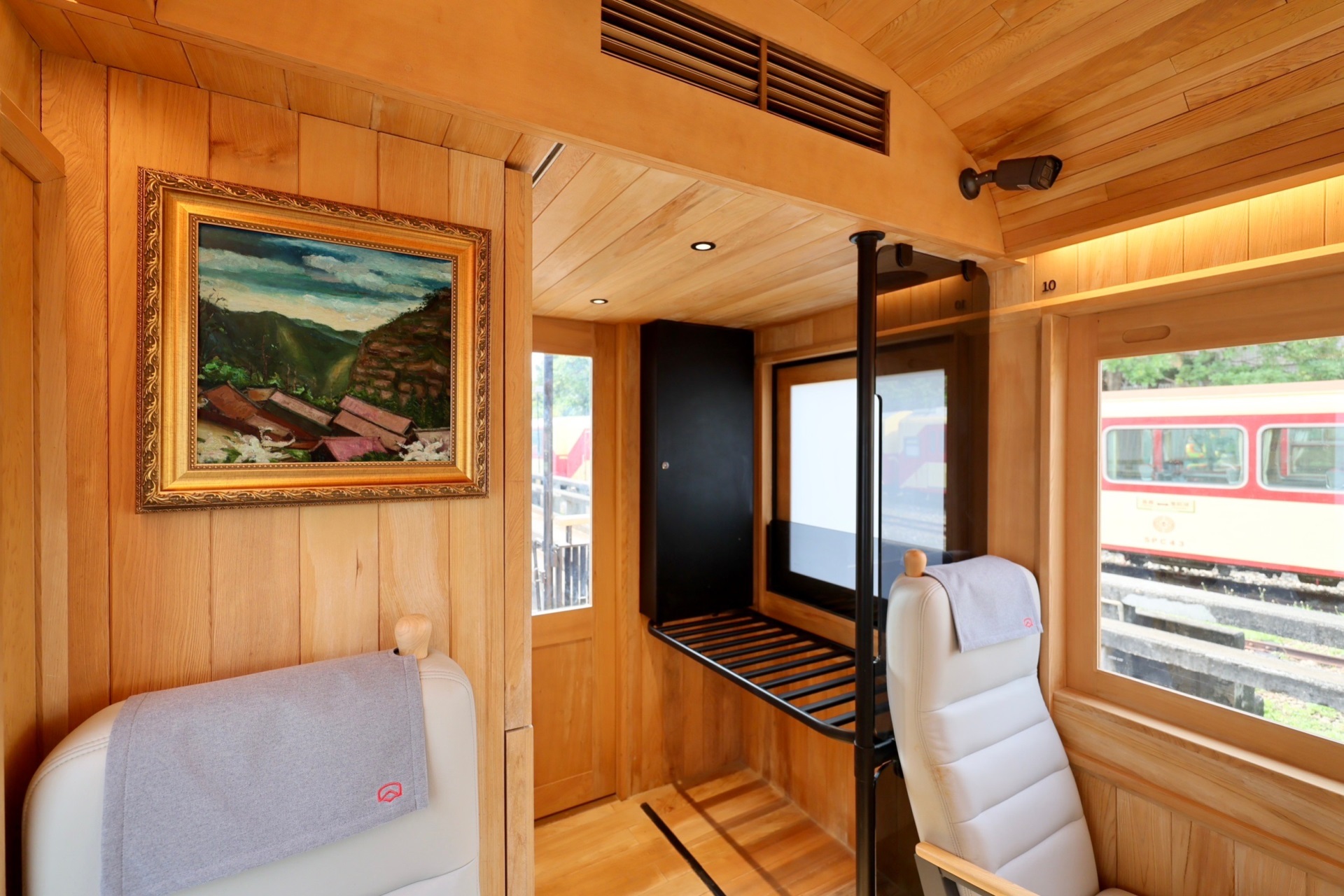 福森號每節車廂均配置「ks凯时·(中国区)官方网站光電FindARTs擬真藝屏」